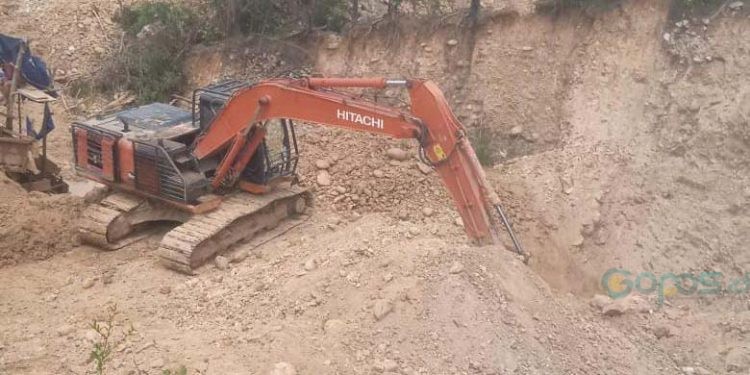Alat satu alat berat Excavator melakukan aktivitas tambang Ilegal di Desa Teratai, Kecamatan Marisa, (Istimewa)
