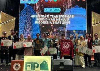Para Mahasiswa FIP UNG bersama penghargaan yang diterima dalam Kompetisi FIP-JIP (F:UNG)
