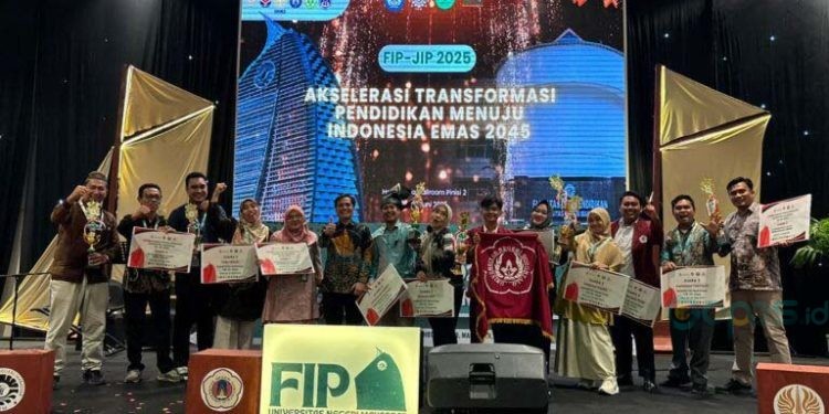 Para Mahasiswa FIP UNG bersama penghargaan yang diterima dalam Kompetisi FIP-JIP (F:UNG)