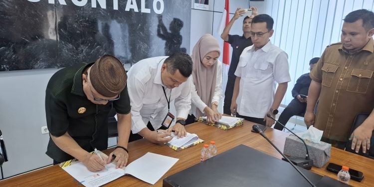 Penandatanganan Naskah Perjanjian Hibah dan Berita Acara Serah Terima Barang Milik Negara (BMN) Oleh Bupati Gorontalo, Sofyan Puhi dan Kepala BPJN Gorontalo, Elsa Putri Friandi. (Foto: Istimewa)