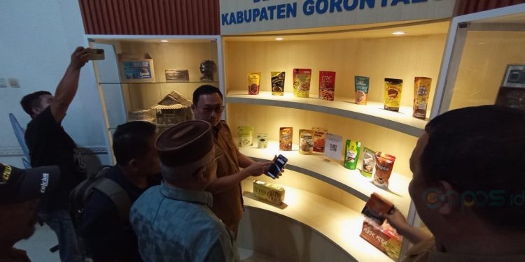 Bupati Gorontalo, Sofyan Puhi didampingi oleh Kepala Dinas Perindustrian dan Perdagangan Kabupaten Gorontalo, Viktor Asiku saat meninjau galeri Dekranasda.