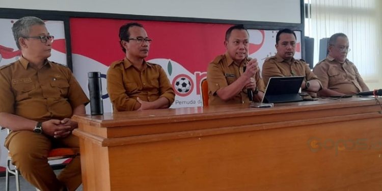 Kepala Dispora Provinsi Gorontalo, Daniel Ibrahim (tengah) saat menyampaikan klarifikasi kepada wartawan, Senin (14/7/2025).(F. Andol Gopos)