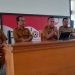 Kepala Dispora Provinsi Gorontalo, Daniel Ibrahim (tengah) saat menyampaikan klarifikasi kepada wartawan, Senin (14/7/2025).(F. Andol Gopos)