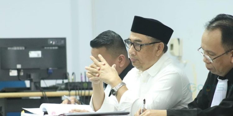 Terdakwa kasus dugaan korupsi bansos Bone Bolango Hamim Pou saat mengikuti persidangan di Pengadilan Tipikor Gorontalo.