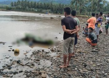 Sejumlah warga Desa Pangahu memadati pinggiran sungai  Paguyaman pasca ditemukannya sesosok mayat pria yang hanyut di Sungai Paguyaman