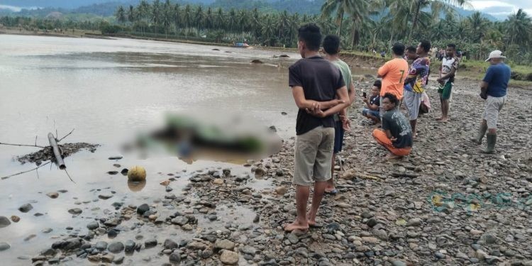 Sejumlah warga Desa Pangahu memadati pinggiran sungai  Paguyaman pasca ditemukannya sesosok mayat pria yang hanyut di Sungai Paguyaman