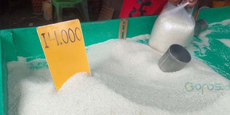 Pedagang beras di pasar tradisional Marisa, Kecamatan Marisa, Jum'at (18/07/2025) (Yusuf/Gopos)