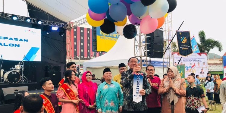 Gubernur Gorontalo, Gusnar Ismail, melepas balon menandai pelaksanaan peringatan Harganas tingkat Provinsi Gorontalo, Jumat (11/7/2025)