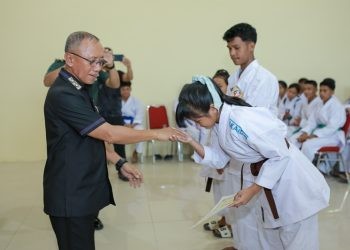 Wakil Bupati Pohuwato, Iwan Adam,  memberikan Ijazah ujuan kenaikan tingkat, berlangsung di kantor Bupati Pohuwato, Jum'at (11/07/2025) (Razak Prokopim Pohuwato)