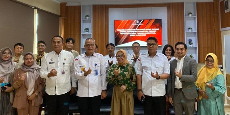 Rektor UNBITA Gorontalo Dr. Ellys Rachman, M.Si bersama Kakanwil Kemenkum Provinsi Gorontalo dan jajarannya usai penandatanganan kerjasama, Senin (14/7/2025)