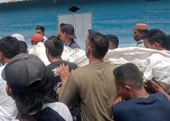 Jenazah korban penambang yang tewas tertimpa batu dievakuasi dari lokasi tambang Potabo, Desa Hulawa, Kecamatan Buntulia, Pohuwato