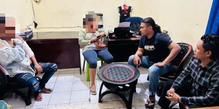 FSAP dan IA saat dimediasi polisi di Polsek Telaga, Kabupaten Gorontalo.(F. Arif Gopos)