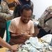 Lutfi, si Pengemis Kaya,menghitung uang yang dikumpulkan dari mengemis saat diamankan Satpol PP Kota Gorontalo, Kamis (3/7/2025)