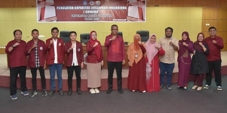 Wakil Rektor UNG, Prof. Amir Arham bersama pengurus BEM UNG Periode 2025/2026 saat agenda penguatan kapasitas organisasi mahasiswa