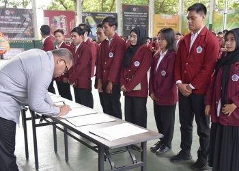 Rektor UNG Eduart Wolok Lantik Pengurus Ormawa Periode 2025