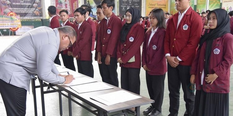 Rektor UNG Eduart Wolok melantik pengurus organisasi mahasiswa periode 2025 UNG di Aula Indoor, Selasa (8/7/2025).