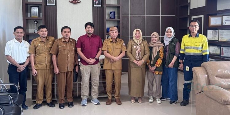 Tim Pani Gold Project (PGP) dan Indonesia Mengajar bertemu dengan Bupati Pohuwato, Saipul A. Mbuinga, di Kantor Bupati Pohuwato, Selasa (1/6/2025).
