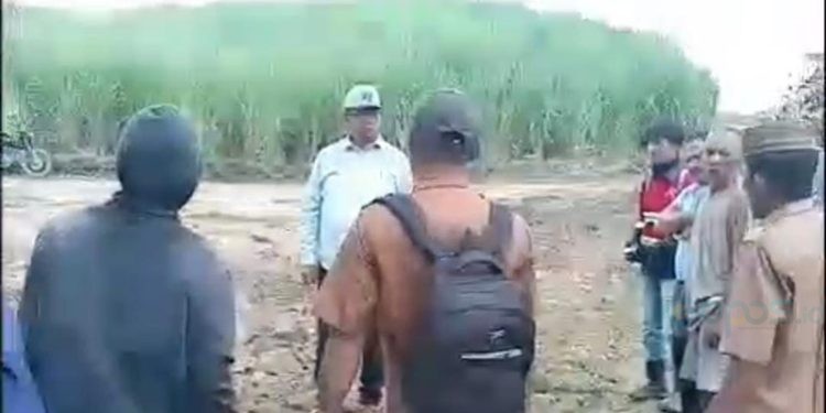 Tangkapan layar adu mulut GM PT PG Gorontalo dan aparat desa Tamaila Utara, Senin (14/07/2025) (Istimewa)