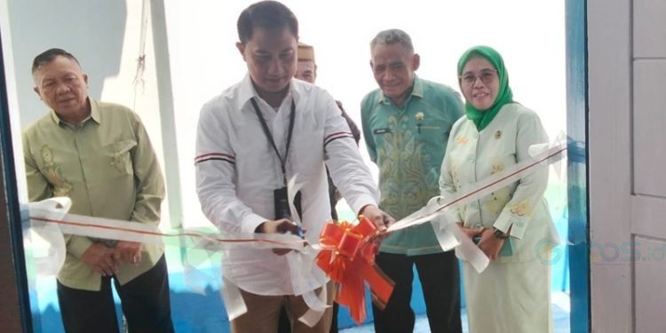 Pimpinan PT PNM Cabang Manado, Zulfikar Arsyad saat meresmikan Ruang Pintar-Ruang Bersama Indonesia (RBI) di Desa Ayula Selatan, Kecamatan Bulango Selatan, Kabupaten Bone Bolango, Gorontalo, Kamis (17/7/2025).