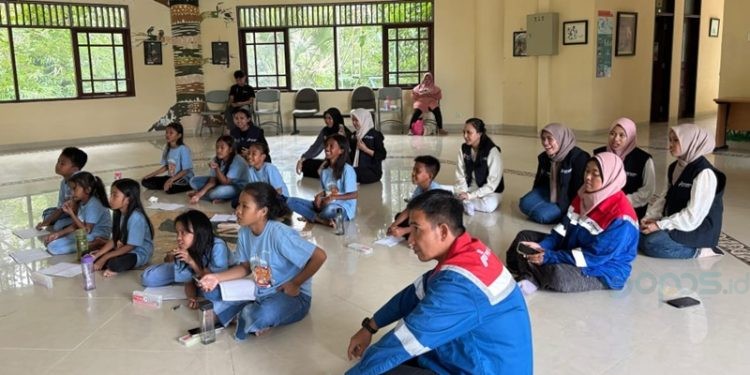 PT Pertamina Patra Niaga Regional Sulawesi Integrated Terminal (IT) Bitung menginisiasi program pendidikan nonformal bagi anak-anak pesisir di permukiman Candi, Kelurahan Bitung Barat Satu, Kota Bitung.(F. Pertamina)