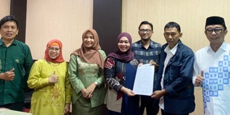 Dr. Sahmin Madina S.Sos, MSi saat mendaftarkan diri menjadi bakal calon Rektor IAIN Sultan Amai Gorontalo, Kamis (3/7/2025).