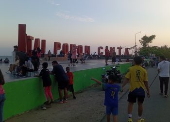 Suasana Pantai Pohon Cinta ramai di kunjungi anak-anak dan dewasa, Minggu (20/07/2025) (Yusuf/Gopos)