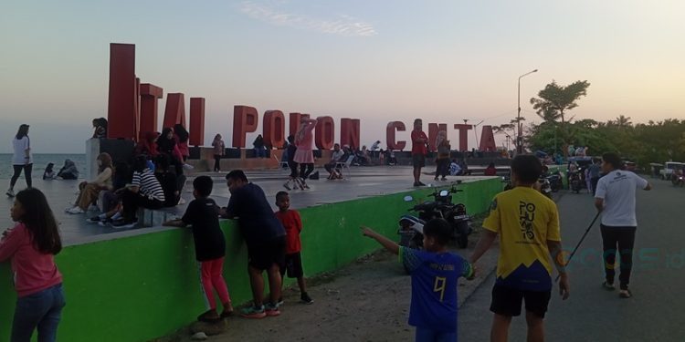 Suasana Pantai Pohon Cinta ramai di kunjungi anak-anak dan dewasa, Minggu (20/07/2025) (Yusuf/Gopos)
