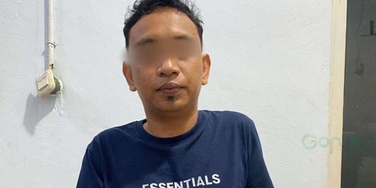 Lelaki berinisial FA (34) saat ditangkap Satresnarkoba Polres Boalemo.(F. istimewa)