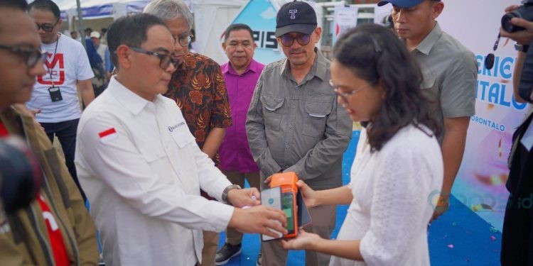 Kepala Perwakilan BI Gorontalo, Bambang Setya Permana, melakukan pembayaran menggunakan QRIS Tap saat peluncuran Hulonthalo QRIS Tap Experience, Ahad (13/7/2025). (Putra/Humas BI Gorontalo)