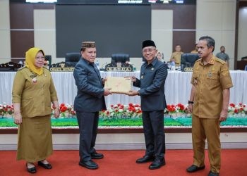 Wakil Bupati Pohuwato Iwan S Adam saat menyerahkan nota pengantar Ranperda tentang RPJMD 2025-2029 kepada Pimpinan DPRD Pohuwato.
