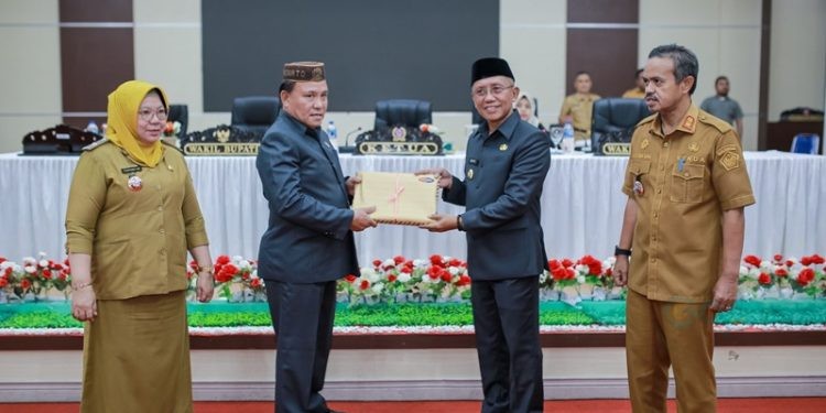 Wakil Bupati Pohuwato Iwan S Adam saat menyerahkan nota pengantar Ranperda tentang RPJMD 2025-2029 kepada Pimpinan DPRD Pohuwato.
