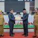 Wakil Bupati Pohuwato Iwan S Adam saat menyerahkan nota pengantar Ranperda tentang RPJMD 2025-2029 kepada Pimpinan DPRD Pohuwato.
