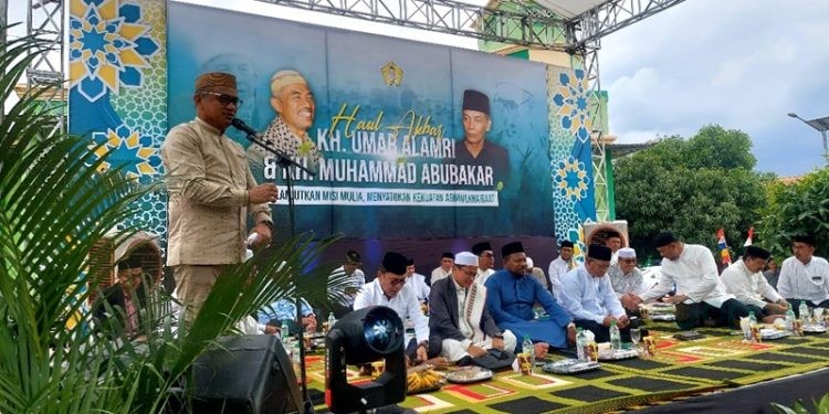 Anggota DPD RI, Syarif Mbuinga memberikan sambutan pengeringatan Haul Pondok pesantren Alkhairaat Tilamuta, Sabtu (19/7/2025) (Istimewa)
