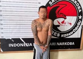 KRM alias Kevin (33) saat diamankan Tim Resnarkoba Polres Kotamobagu atas kepemilikan obat keras jenis Trihexyphenidyl.(F. PolresKK)
