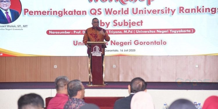 Rektor UNG, Eduart Wolok saat memberikan penyampaian di Workhshop pemeringkatan QS World University Rangking by Subject di Hotel Damhil UNG, Rabu (16/7/2025).