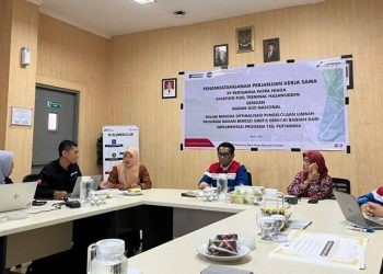 penandatanganan kerja sama antara AFT Hasanuddin dan Badan Gizi Nasional, yang berlangsung di ruang rapat AFT Hasanuddin pada Jumat (18/7). Hadir dalam acara tersebut Aviation Fuel Terminal Manager Hasanuddin Andreas Yanuar Arinawan, Direktur Wilayah III Badan Gizi Nasional Enny Indarty, S.STP, M.Si, Ketua Kelompok Ternak Laleng Kassie, Maryama, serta jajaran manajemen dan karyawan Pertamina.