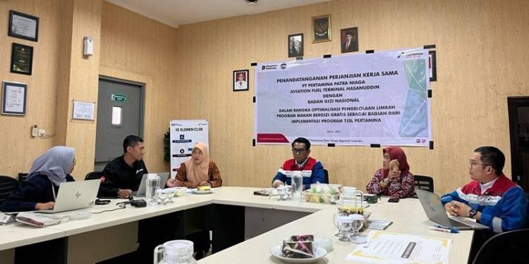 penandatanganan kerja sama antara AFT Hasanuddin dan Badan Gizi Nasional, yang berlangsung di ruang rapat AFT Hasanuddin pada Jumat (18/7). Hadir dalam acara tersebut Aviation Fuel Terminal Manager Hasanuddin Andreas Yanuar Arinawan, Direktur Wilayah III Badan Gizi Nasional Enny Indarty, S.STP, M.Si, Ketua Kelompok Ternak Laleng Kassie, Maryama, serta jajaran manajemen dan karyawan Pertamina.