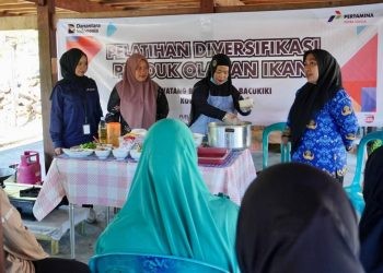 PT Pertamina Patra Niaga Regional Sulawesi melalui Fuel Terminal (FT) Parepare, mereka mengikuti pelatihan diversifikasi produk olahan ikan bandeng presto yang menyasar dua kelompok strategis binaan FT Parepare: Kelompok UMKM Syahban Group dan Kelompok DASHAT (Dapur Sehat Atasi Stunting).