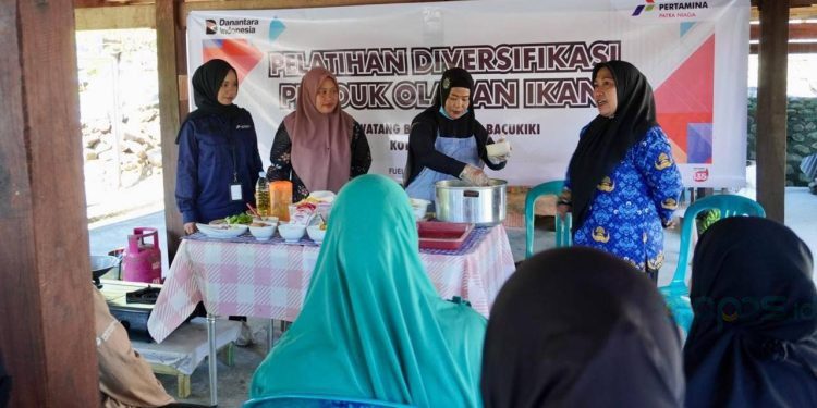 PT Pertamina Patra Niaga Regional Sulawesi melalui Fuel Terminal (FT) Parepare, mereka mengikuti pelatihan diversifikasi produk olahan ikan bandeng presto yang menyasar dua kelompok strategis binaan FT Parepare: Kelompok UMKM Syahban Group dan Kelompok DASHAT (Dapur Sehat Atasi Stunting).