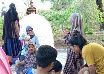 Aleg DPRD Provinsi Gorontalo Femmy Udoki ketika berada di camp pengungsian warga yang mengantisipasi adanya tsunami pasca gempa di Rusia. foto istimewa