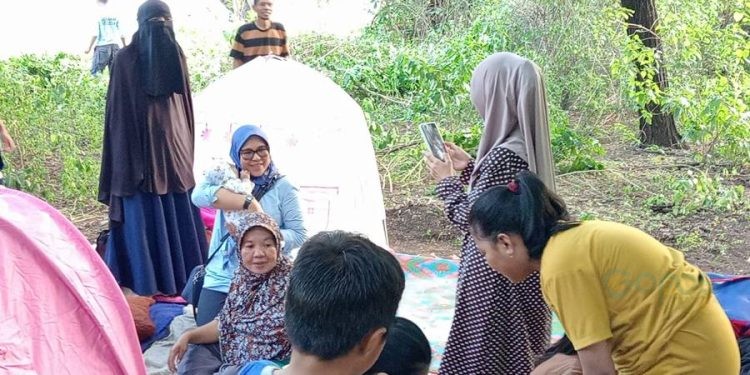 Aleg DPRD Provinsi Gorontalo Femmy Udoki ketika berada di camp pengungsian warga yang mengantisipasi adanya tsunami pasca gempa di Rusia. foto istimewa