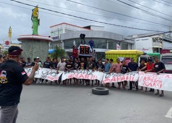 Para supir truk melakukan aksi protes di Bundaran Saronde Kota Gorontalo, Senin (7/7/2025) (Rama/Gopos)