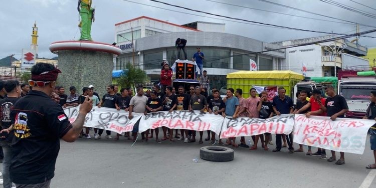 Para supir truk melakukan aksi protes di Bundaran Saronde Kota Gorontalo, Senin (7/7/2025) (Rama/Gopos)