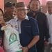 Bupati Gorontalo, Sofyan Puhi saat  membagikan beras CPP.