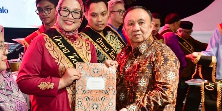 dr. Dian Ikagustina Tambunan, Sp.A, dinobatkan sebagai Orang Tua Asuh Program GENTING Provinsi Gorontalo, berlangsung di Area Outdoor Citimall Gorontalo, Minggu (13/07/2025) (Istimewa)