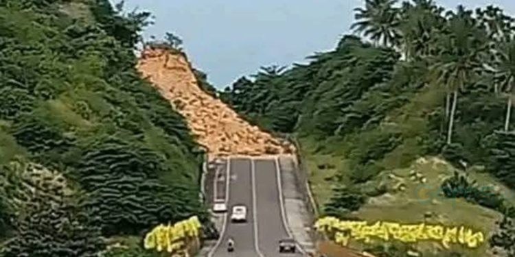 Jalan GORR di Desa Isimu, Kecamatan Tibawa tertutup longsor.(istimewa)