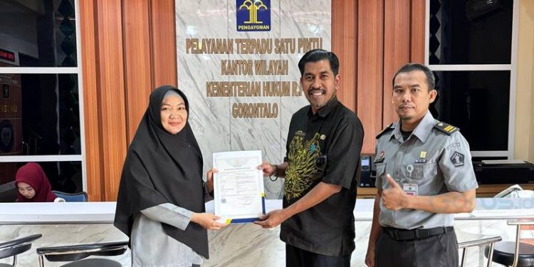 Penyerahan dilakukan secara simbolis oleh Analis KI Ahli Muda Jayantri Ribunu, bersama Muhammad Yusuf dari Bidang Pelayanan KI, kepada Arifandy Pelealu selaku Kepala Bidang Keperawatan RSUD Ainun, yang juga bertindak sebagai pemohon pencatatan hak cipta tersebut.