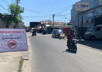 Tanda Larangan yang dipasang oleh Aliansi Masyarakat Tanggidaa di Jalan Gelatik, Kelurahan Heledulaa Utara, Kecamatan Kota Timur, Kota Gorontalo. (Rama/Gopos)