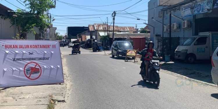 Tanda Larangan yang dipasang oleh Aliansi Masyarakat Tanggidaa di Jalan Gelatik, Kelurahan Heledulaa Utara, Kecamatan Kota Timur, Kota Gorontalo. (Rama/Gopos)