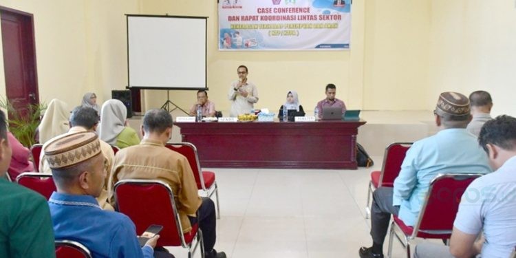 Sekda Pohuwato, Iskandar Datau, menghadiri Rapat Koordinasi Lintas Sektor yang digelar di ruang rapat Gunung Pani, Kantor Bupati Pohuwato, Kamis (25/07/2025) (Sadrin Radjak Prokopim Pohuwato)